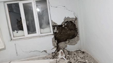 Hakkaride panik anları Kaya parçası duvarı delip yatak odasına girdi