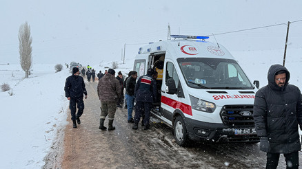 Kar ve buzlanma nedeniyle öğrenci servisi devrildi: 14 yaralı