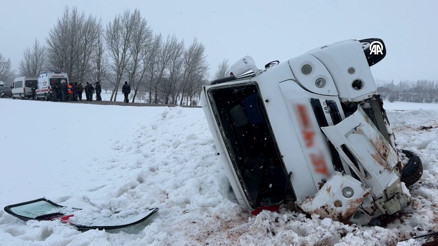 Sivasta kar ve buzlanma nedeniyle öğrenci servisi devrildi
