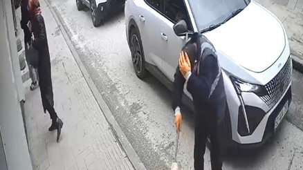 İkinci kattan temizlik işçisinin üzerine düştü: O anlar kamerada