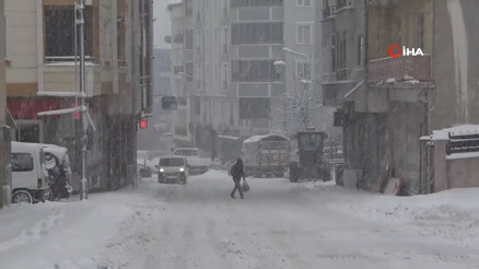Bayburtta lapa lapa kar yağışı etkili oluyor