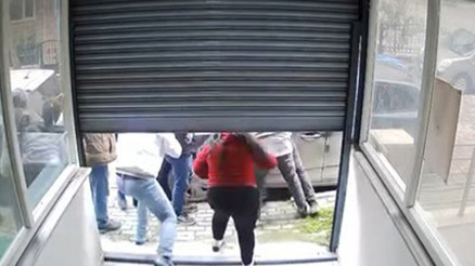 Avcılarda iş yerinde taciz iddiası Esnaf şüpheliyi darbetti