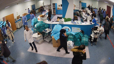 Depremde terk etmeyip ‘mucize hastayı’ korudular