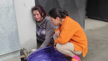 Beyoğlundaki yangında yürek yakan görüntü: Genç kadın gözyaşlarına boğuldu