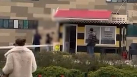 Taksiye alınmadığını iddia eden kadın, durağa zarar verdi