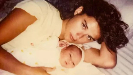 Üç seferinde de lohusa yatağından kalkıp sete koşmuştu... Güzel kızım, artık kollarıma sığmaz oldun... Ne iyi ettim de doğurdum seni