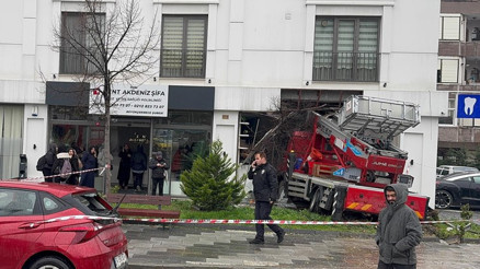 Büyükçekmecede asansörlü nakliye kamyonu diş polikliniğine girdi