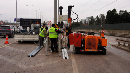 D-100deki riskli kavşaklara çarpışma yastığı yerleştirildi