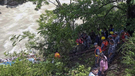 Nepalde düğün otobüsü uçuruma yuvarlandı: Onlarca ölü ve yaralı var