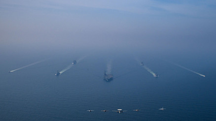 ABDden gövde gösteri Uçak gemisi grubunun fotoğraflarını paylaştı