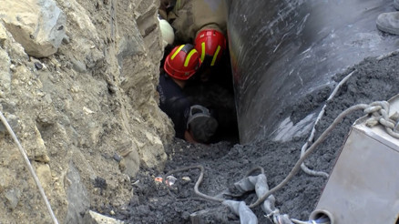 Başakşehirde 5 metre derinlikte yaralanıp mahsur kalan işçi kurtarıldı Başakşehirde 5 metre derinlikte yaralanıp mahsur kalan işçi kurtarıldı