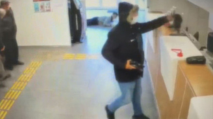 Fatihte banka soydu, birine çarptı, paraları düşürdü Soygun anları kamerada...