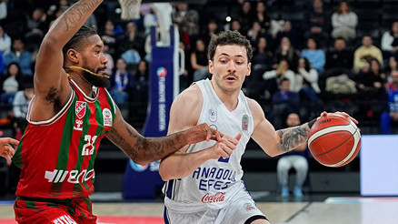 Anadolu Efes evinde Karşıyakayı mağlup etti