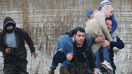 Nehir taştı, baba ve çocuklarını itfaiye kurtardı