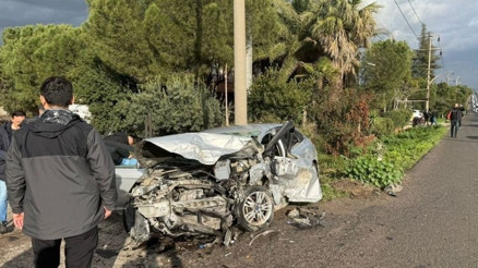 Manisada refüjü aşıp 2 araca çarptı: 2 ölü, 4 yaralı