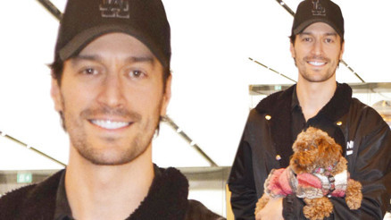 Feyyaz Şerifoğlu köpeğiyle alışverişte