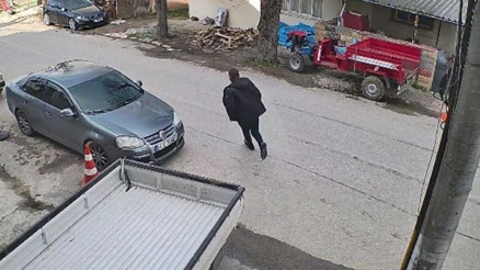 Önce eşini sonra emlakçıyı öldürdü… Emekli polisin kaçtığı anlar kameraya böyle yansıdı Önce eşini sonra emlakçıyı öldürdü… Emekli polisin kaçtığı anlar kameraya böyle yansıdı