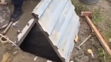 2 metrelik çukurda üretip satıyorlardı: Ünlü motokurye firmalarını taklit edip dağıtmışlar 2 metrelik çukurda üretip satıyorlardı: Ünlü motokurye firmalarını taklit edip dağıtmışlar