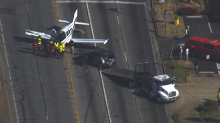 Otoyola acil iniş yapan uçak 3 araca çarptı