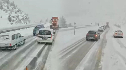 Antalyada kar yağışı Trafik ekiplerinden sürücülere zincir uyarısı