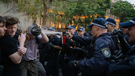 Avustralyada namaz kılan Filistin destekçilerine sert müdahale Avustralyada namaz kılan Filistin destekçilerine sert müdahale