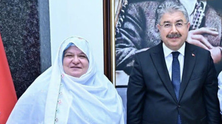 Belediye başkanını kıyafeti üzerinden hedef almıştı: İYİ Partiden ihraç edildi