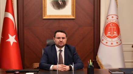 AKIN GÜRLEK KİMDİR, KAÇ YAŞINDA, NERELİ || Yeni Adalet Bakanı Akın Gürlekin biyografisi ve hayatı hakkında bilgiler