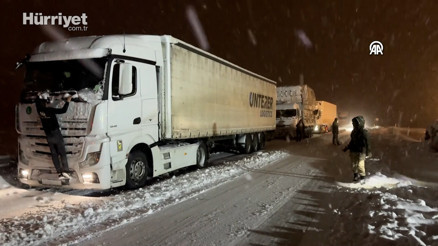 Ağrıda kar ve tipi ulaşımı aksatıyor