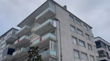 Küçükçekmecede 5 katlı binada kayma meydana geldi: Bina tahliye edildi