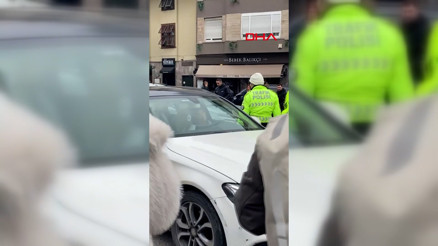 Bebek’te trafiği kapatıp aracında dans eden kadın hastaneye yatırıldı Bebek’te trafiği kapatıp aracında dans eden kadın hastaneye yatırıldı