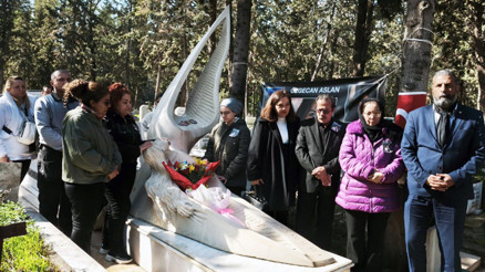 Özgecan Aslan, mezarı başında gözyaşlarıyla anıldı Allah hiçbir anneye babaya bu acıyı göstermesin Özgecan Aslan, mezarı başında gözyaşlarıyla anıldı Allah hiçbir anneye babaya bu acıyı göstermesin