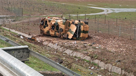 Askeri araç devrildi: 10 asker yaralandı