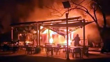 Avcılarda parkın içindeki kafe alev alev yandı