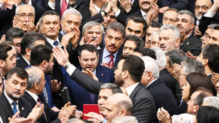 Yemin töreninde tansiyon yükseldi