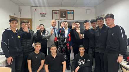 Altan robot, öğrencilere rehberlik yapıyor