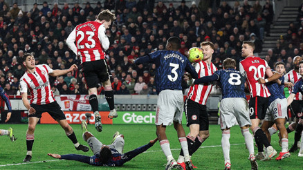 Lider Arsenale Brentford çelmesi