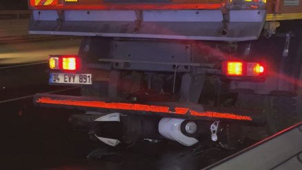 Belediye temizlik aracına çarpan motosikletteki 2 kişi öldü