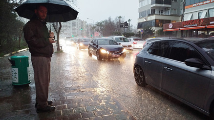 Yağmur ve fırtınadan okullar tatil edildi