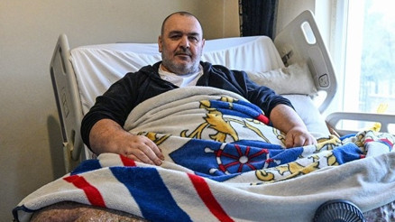 300 kiloluk fil hastası kişi, özel ekiple evinden çıkarılıp hastaneye sevk edildi