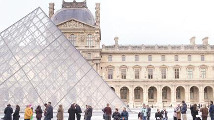 Louvre’un başı yine belada