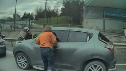 Şişli’de trafikte tartışma… Aracın camını yumruklayıp aynasını kırdı Şişli’de trafikte tartışma… Aracın camını yumruklayıp aynasını kırdı