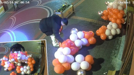 Sevgililer Günü için asılan balonları patlattı: İşte o anlar Sevgililer Günü için asılan balonları patlattı: İşte o anlar