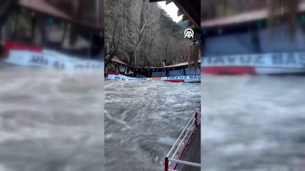 Alanyada su baskını: Dim Çayında bir piknik işletmesine ait köprünün yıkılma anı kamerada