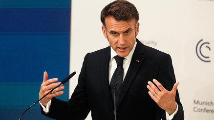 Almanyada Macron ile terör örgütü SDG/YPG elebaşı Abdi kucaklaştı