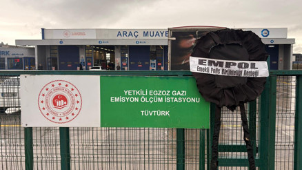 Siyah çelenk bıraktılar