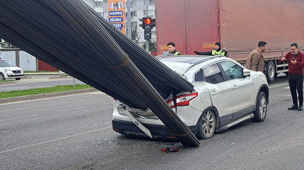 Ani fren yaptı: Taşıdığı inşaat demirleri otomobile saplandı