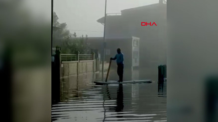 Muğlada göle dönen yolda kano ile ilerledi