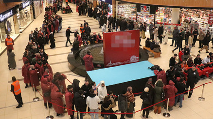 İstanbuldan bile gelen vardı Mağaza önünde çadır kuranlar oldu, 1 kilometrelik kuyruk oluştu