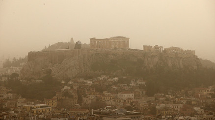 Atinada gökyüzü sarıya büründü