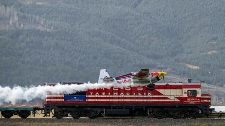 Red Bull sporcusu Dario Costa tarih yazdı Hareket halindeki trene iniş ve kalkış yaptı